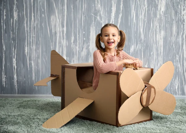 Little Girl Playing Cardboard Airplane Room — Stock Photo, Image