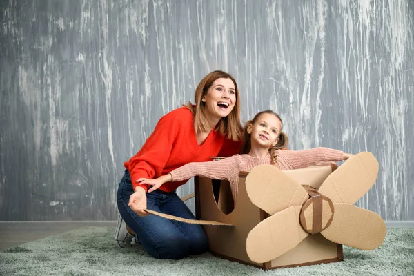Little Girl Mother Playing Cardboard Airplane Room — Stock Photo, Image
