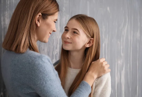 Portrait Happy Mother Daughter Grey Background — Stock Photo, Image