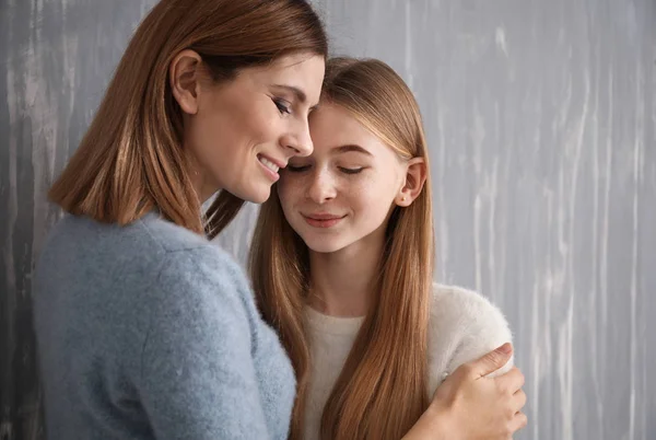 Portrait Happy Mother Daughter Grey Background — Stock Photo, Image