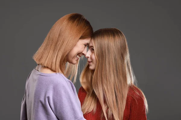 Porträtt Lycklig Mor Och Dotter Grå Bakgrund — Stockfoto