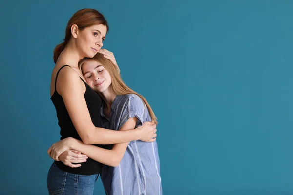 Portrait Happy Mother Daughter Color Background — Stock Photo, Image