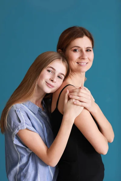 Portrait Happy Mother Daughter Color Background — Stock Photo, Image