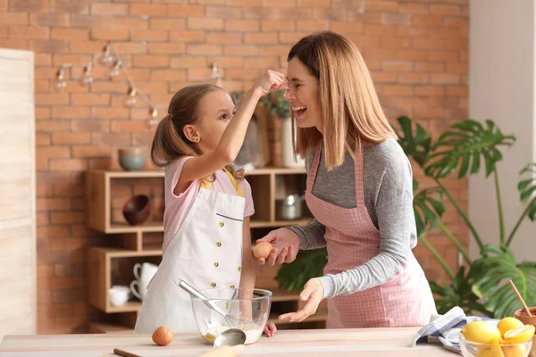 Gelukkig Moeder Met Dochter Koken Gebak Keuken Thuis — Stockfoto