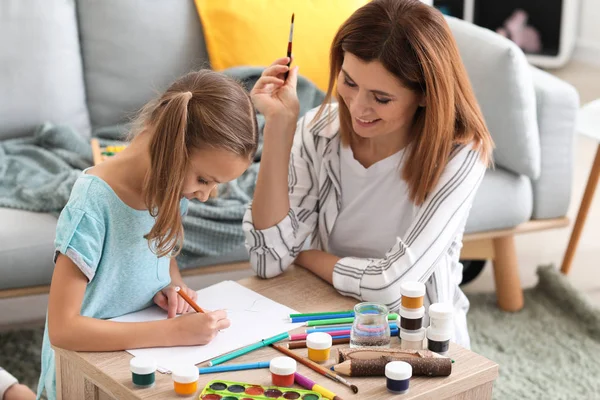 Happy Mother Daughter Painting Home — Stock Photo, Image