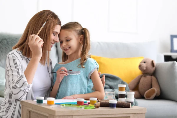 Gelukkig Moeder Met Dochter Thuis Schilderen — Stockfoto