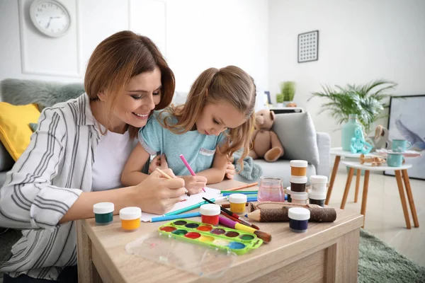 Madre Feliz Con Hija Pintando Casa — Foto de Stock