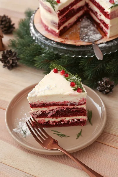 Pezzo Gustosa Torta Natale Sul Tavolo Legno — Foto Stock