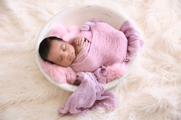 Süßes Afrikanisch Amerikanisches Baby Auf Hellem Pelzigen Hintergrund — Stockfoto