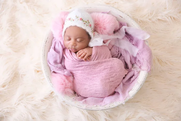 Hafif tüylü arka plan üzerinde şirin Afrikalı-Amerikalı bebek