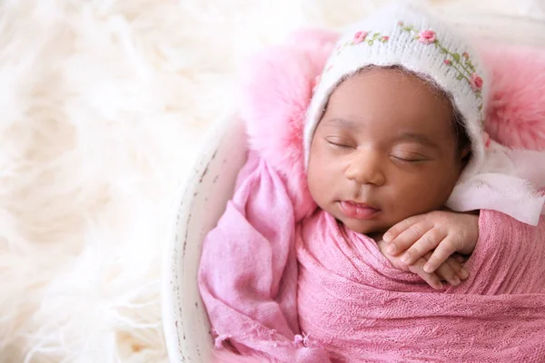 Porträt Des Süßen Afrikanisch Amerikanischen Babys Auf Hellem Pelzigen Hintergrund — Stockfoto