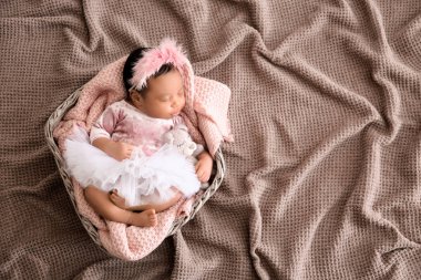 Hasır sepet üzerinde renk kareli, Uyuyan sevimli Afrikalı-Amerikalı bebek