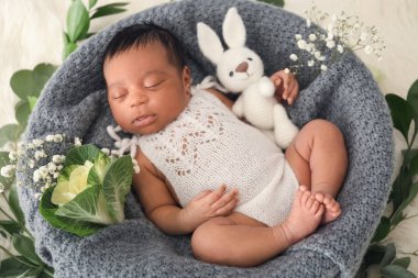 Sevimli uyuyan Afrikalı-Amerikalı Bebek portresi