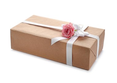 Beyaz arka plan üzerinde şenlikli hediye kutusu