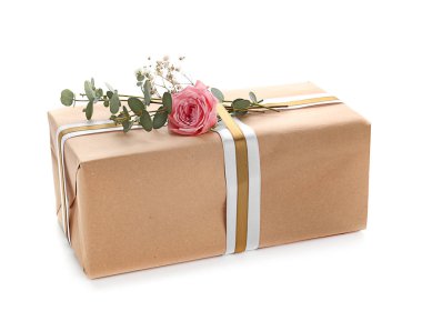 Beyaz arka plan üzerinde şenlikli hediye kutusu