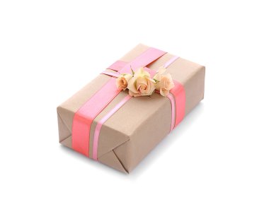 Beyaz arka plan üzerinde şenlikli hediye kutusu