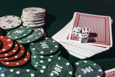 Cips, kartları ve dices Casino masada
