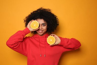 Renk arka plan üzerinde turuncu yarısı olan Afrikalı-Amerikalı kadın portresi