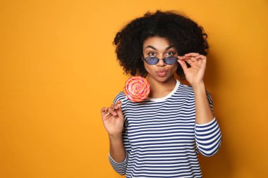 Lolipop renk arka plan üzerinde olan Afrikalı-Amerikalı kadın portresi
