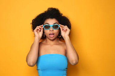 Renk arka plan üzerinde şok Afrikalı-Amerikalı kadın portresi