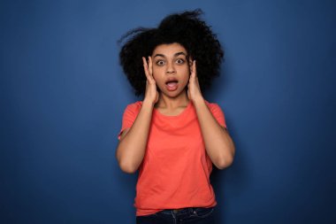 Renk arka plan üzerinde şok Afrikalı-Amerikalı kadın portresi