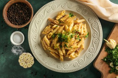 Lezzetli makarna sosu ve plaka üzerinde otlar ile