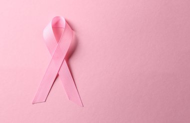 Renkli arka planda pembe kurdele. Göğüs kanseri farkındalığı konsepti