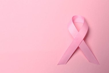 Renkli arka planda pembe kurdele. Göğüs kanseri farkındalığı konsepti
