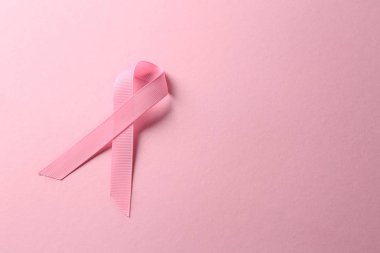 Renkli arka planda pembe kurdele. Göğüs kanseri farkındalığı konsepti