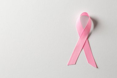 Beyaz arka planda pembe kurdele. Göğüs kanseri farkındalığı konsepti