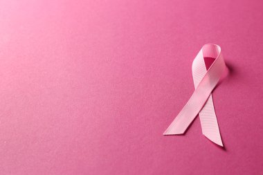 Renkli arka planda pembe kurdele. Göğüs kanseri farkındalığı konsepti