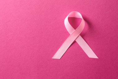 Renkli arka planda pembe kurdele. Göğüs kanseri farkındalığı konsepti