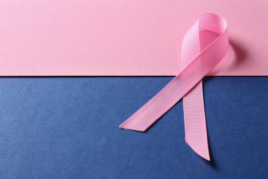 Renkli arka planda pembe kurdele. Göğüs kanseri farkındalığı konsepti