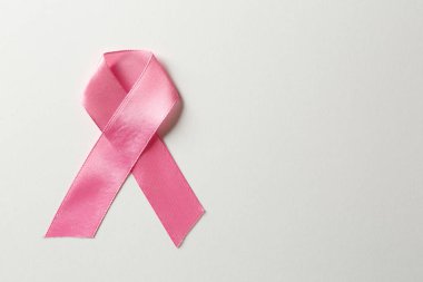 Beyaz arka planda pembe kurdele. Göğüs kanseri farkındalığı konsepti