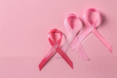Renkli arka planda pembe kurdeleler. Göğüs kanseri farkındalığı konsepti