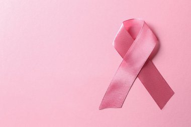 Renkli arka planda pembe kurdele. Göğüs kanseri farkındalığı konsepti