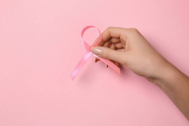 Arka planda pembe kurdeleli bir kadın. Göğüs kanseri farkındalığı konsepti