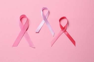 Renkli arka planda pembe kurdeleler. Göğüs kanseri farkındalığı konsepti