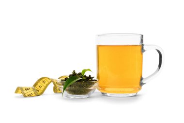 Beyaz arka plan kasette ölçme ile çay fincan. Kilo kaybı kavramı