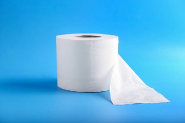 Renkli arka planda tuvalet kağıdı rulosu