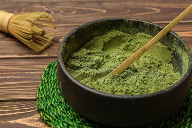 Ahşap masa üzerinde toz matcha çay kase