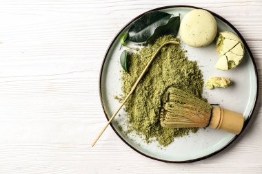 Toz matcha çay tablo ile kompozisyon