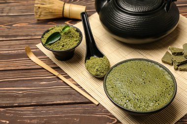Ahşap masa matcha çay ile kompozisyon