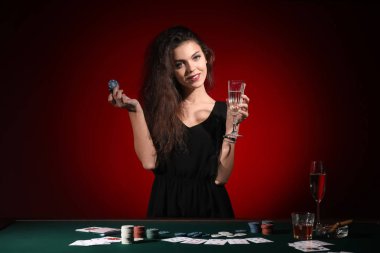 Güzel kadın oyuncu Casino masada