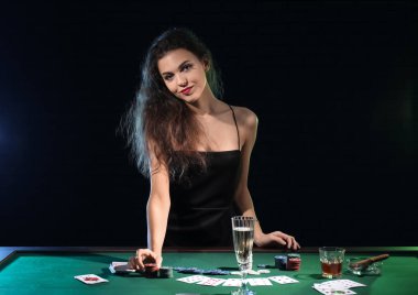Güzel kadın oyuncu Casino masada