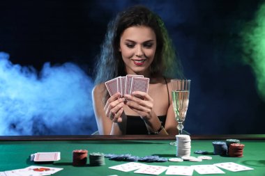Güzel kadın oyuncu Casino masada