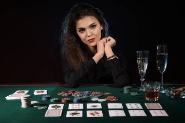 Güzel kadın oyuncu Casino masada