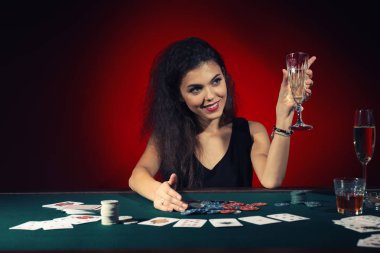 Güzel kadın oyuncu Casino masada