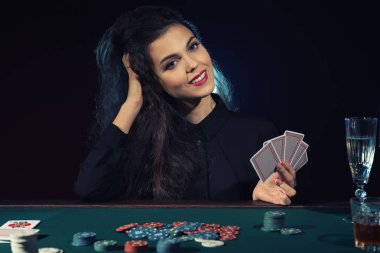 Güzel kadın oyuncu Casino masada