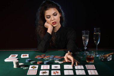 Güzel kadın oyuncu Casino masada